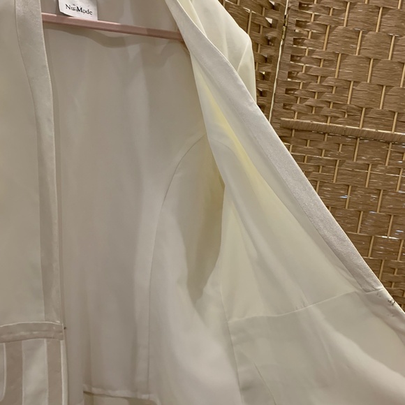 🤍HOST PICK🤍 Vintage 80s white oversized blazer with satin trim details - Picture 9 of 15